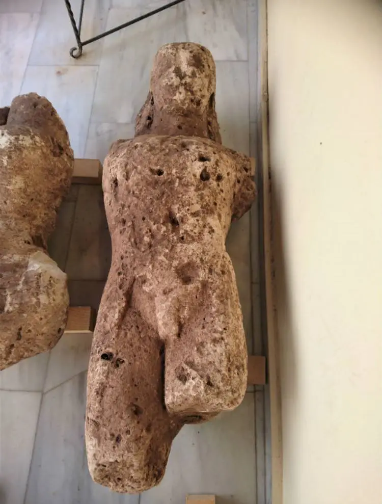 Τρεις κούροι της αρχαϊκής εποχής ανακαλύφθηκαν τυχαία σε χωράφι της Αταλάντης (φωτογραφίες)