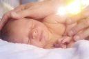 Έρευνα: Το απαλό χάδι μειώνει τον πόνο στα μωρά