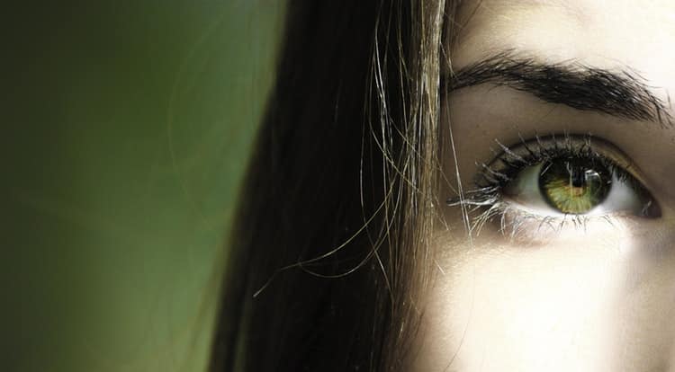 Έρευνα: Ο τρόπος που ανοιγοκλείνουμε τα βλέφαρά μας επηρεάζει τις κοινωνικές μας αλληλεπιδράσεις
