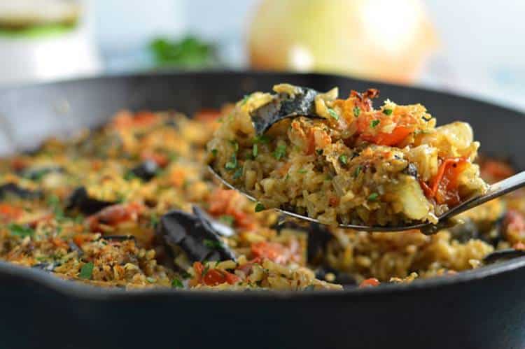 Χορτοφαγική συνταγή: Μελιτζάνα με ρύζι, κάρι, ντομάτα και βασιλικό