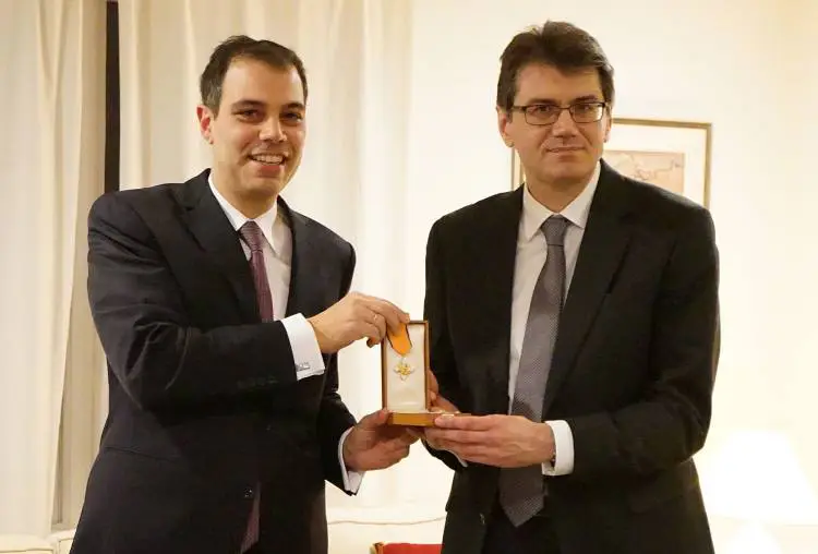 Έλληνας αστροφυσικός τιμήθηκε με παράσημο για τη συμβολή του στον εντοπισμό των βαρυτικών κυμάτων