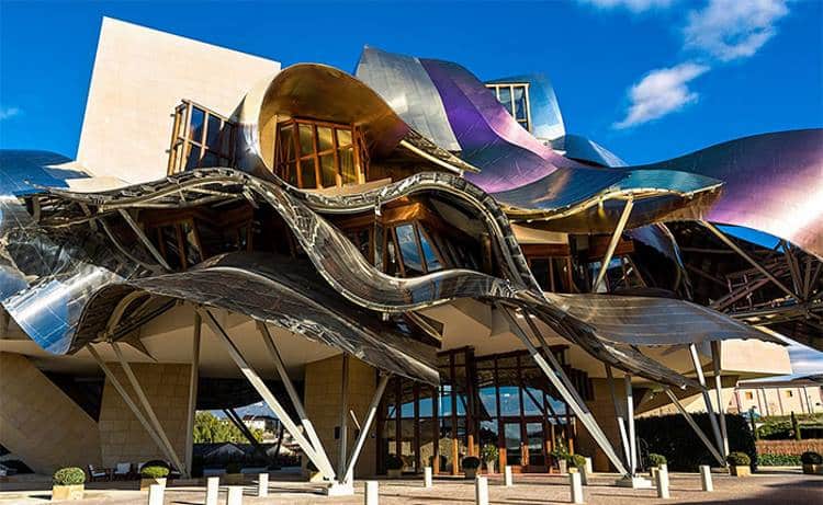 10 από τα πιο εντυπωσιακά κτίρια του μεταμοντέρνου αρχιτέκτονα Frank Gehry (φωτογραφίες)