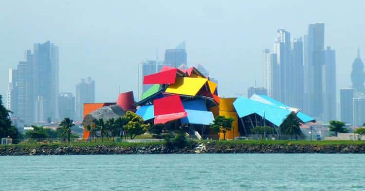 10 από τα πιο εντυπωσιακά κτίρια του μεταμοντέρνου αρχιτέκτονα Frank Gehry (φωτογραφίες)