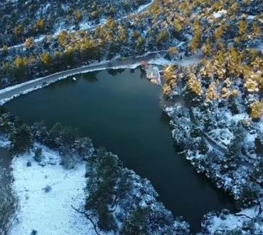 Ιπποκράτειος Πολιτεία: Εντυπωσιακή η χιονισμένη λίμνη Μπελέτσι από ψηλά (Βίντεο)