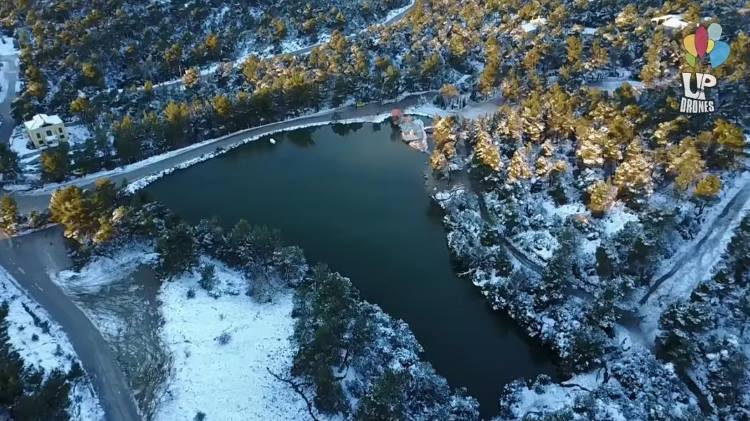 Ιπποκράτειος Πολιτεία: Εντυπωσιακή η χιονισμένη λίμνη Μπελέτσι από ψηλά (Βίντεο)