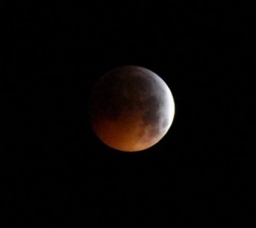 Το «ματωμένο» φεγγάρι που μάγεψε όλο τον πλανήτη (φωτογραφίες)