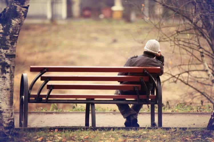 Νέα έρευνα αποκαλύπτει σε ποιες ηλικίες νιώθουμε "περισσότερο" μόνοι