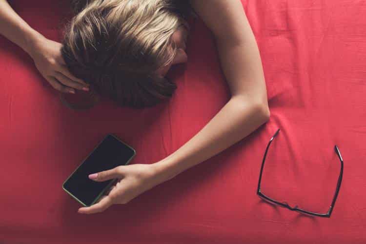 Πόσο βλαβερό είναι να κοιμόμαστε με το κινητό τηλέφωνο δίπλα μας;