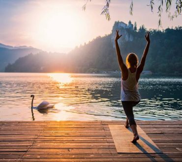 Τι είναι στη Yoga ο Χαιρετισμός στον Ήλιο και πού μας ωφελεί; (Βίντεο)