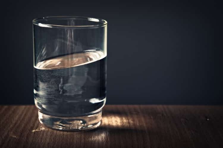 7 σημάδια που μαρτυρούν ότι πίνουμε περισσότερο νερό απ’ όσο χρειάζεται το σώμα μας