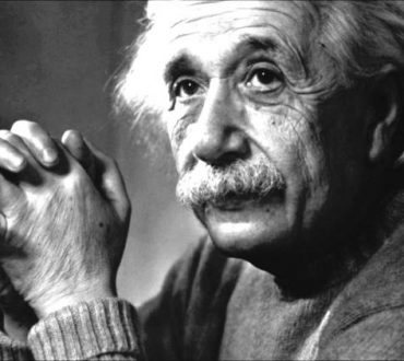 Άλμπερτ Αϊνστάιν: 3 μαθήματα του λαμπρού στοχαστή για μια ουσιαστική ζωή