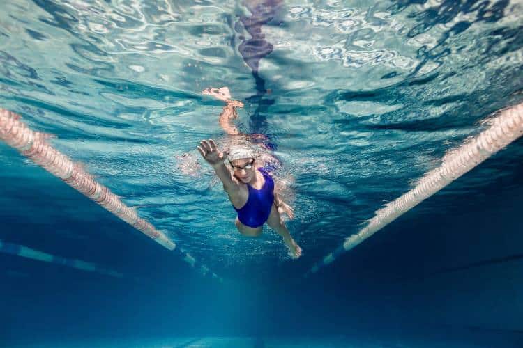Κολύμβηση: 5 οφέλη που μας προσφέρει η επαφή με το νερό