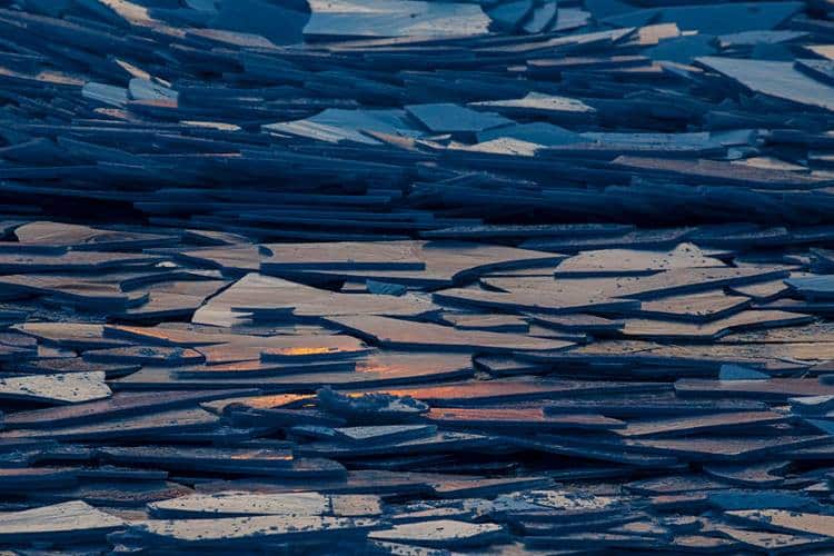 Η παγωμένη λίμνη Μίσιγκαν «σπάει σε κομμάτια» και δημιουργεί ένα μαγευτικό σκηνικό (φωτογραφίες)