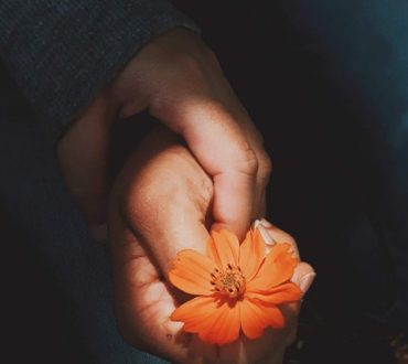 Σταντάλ: «Ο έρωτας είναι ένα εξαίσιο λουλούδι, που όμως πρέπει να κόψεις από την άκρη ενός γκρεμού»