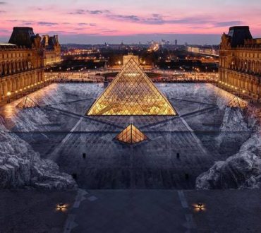 Λούβρο: Καλλιτέχνης δημιουργεί εντυπωσιακή οπτική ψευδαίσθηση στο κέντρο της πυραμίδας (φωτογραφίες)