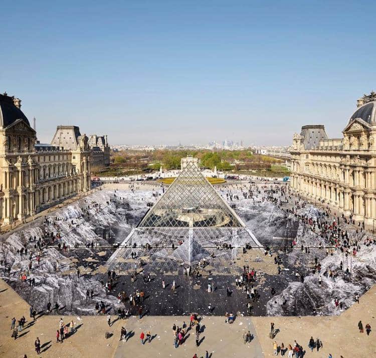 Λούβρο: Καλλιτέχνης δημιουργεί εντυπωσιακή οπτική ψευδαίσθηση στο κέντρο της πυραμίδας (φωτογραφίες)