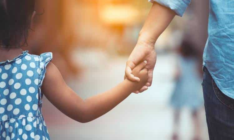 Οι παρεμβατικοί γονείς δημιουργούν αγχώδη παιδιά, σύμφωνα με έρευνα