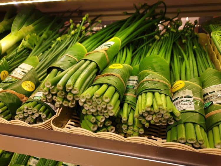 Ταϊλάνδη: Σούπερ μάρκετ αντικαθιστά τις πλαστικές συσκευασίες με φύλλα μπανάνας