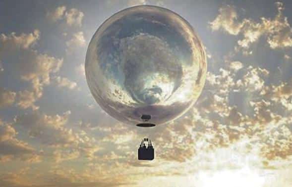 To αερόστατο – καθρέφτης πετά πάνω από τοπία και πόλεις και αντανακλά τις ομορφότερες πλευρές τους