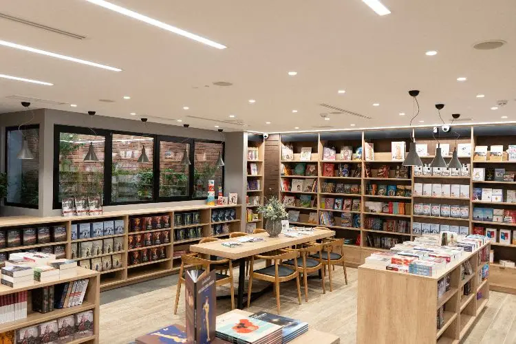 Βιβλία με θέα τη ζωή! Νέος χώρος Διόπτρα Books & Life στο κέντρο της Αθήνας