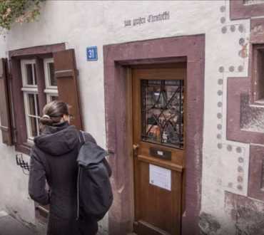 Το μικρότερο μουσείο βρίσκεται στην Ελβετία και χωρά στο παράθυρο ενός σπιτιού (φωτογραφίες)