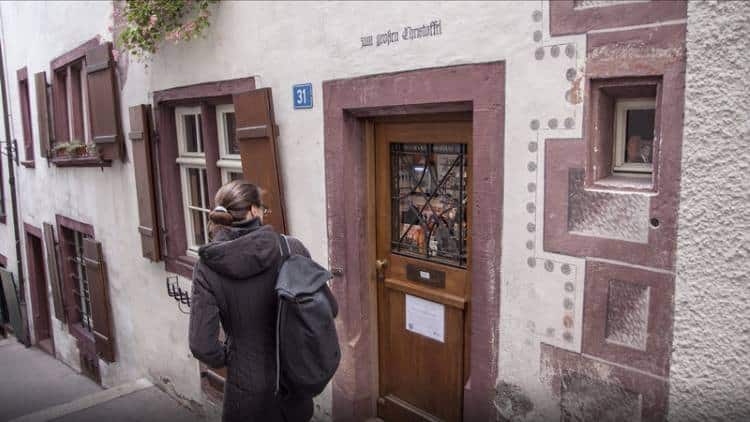 Το μικρότερο μουσείο βρίσκεται στην Ελβετία και χωρά στο παράθυρο ενός σπιτιού (φωτογραφίες)
