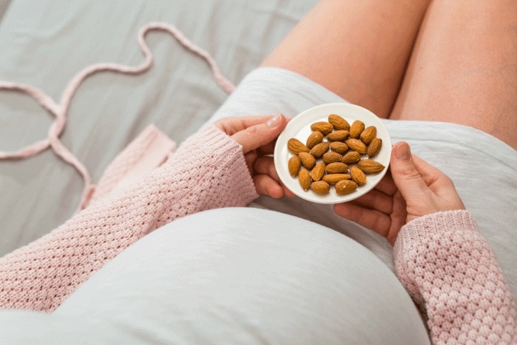 Η κατανάλωση ξηρών καρπών στην εγκυμοσύνη βελτιώνει την εγκεφαλική υγεία των παιδιών