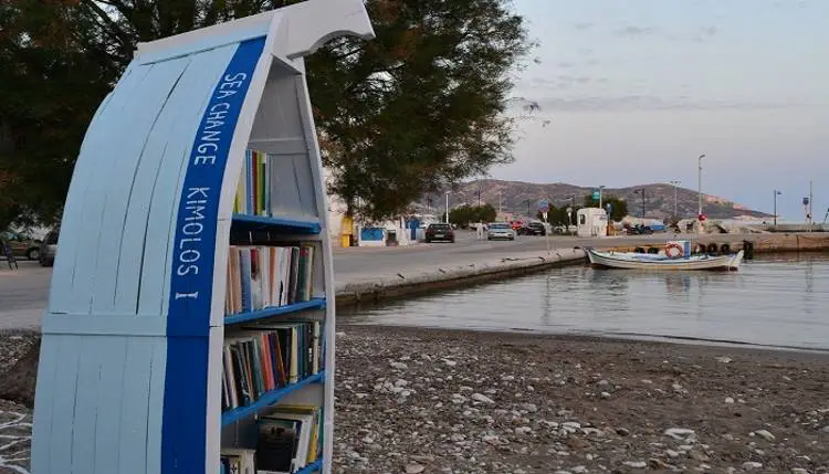 Κίμωλος: Μετέτρεψαν βάρκες σε βιβλιοθήκες και τις τοποθέτησαν σε παραλίες