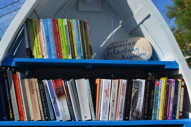 Κίμωλος: Μετέτρεψαν βάρκες σε βιβλιοθήκες και τις τοποθέτησαν σε παραλίες