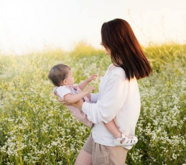 Μητρότητα. Όλη η αγάπη αρχίζει και τελειώνει εκεί: 20 αποφθέγματα για την Ημέρα της Μητέρας