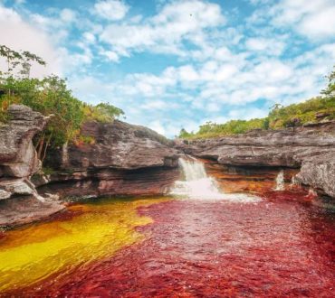 Το ποτάμι των 5 χρωμάτων σαγηνεύει τους επισκέπτες με τις μοναδικές του αποχρώσεις (φωτογραφίες)