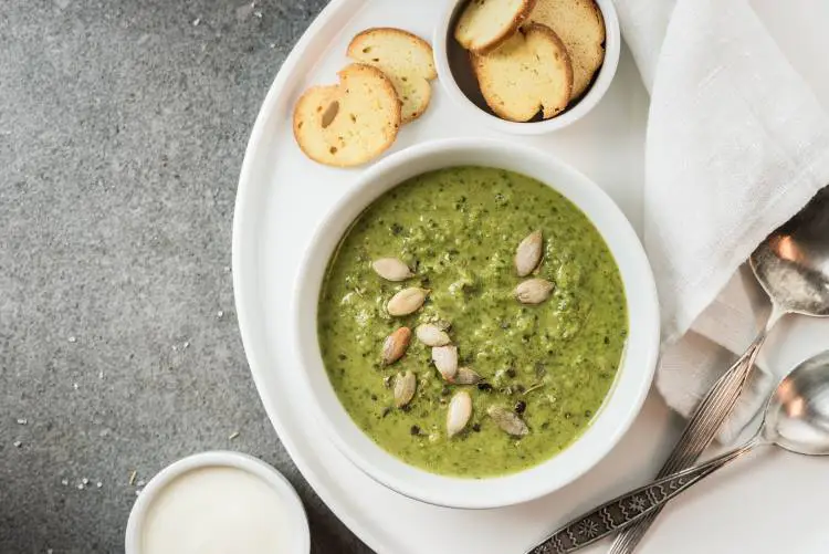 Συνταγή: Θρεπτική vegan σούπα με αβοκάντο