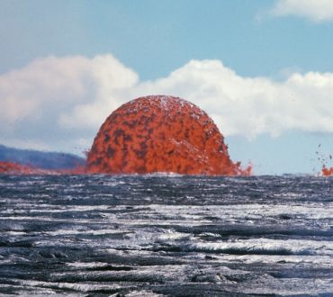 Σπάνια φωτογραφία αποκαλύπτει έναν απόλυτα συμμετρικό θόλο λάβας από έκρηξη ηφαιστείου στη Χαβάη