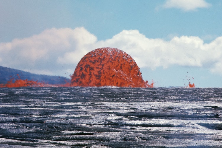 Σπάνια φωτογραφία αποκαλύπτει έναν απόλυτα συμμετρικό θόλο λάβας από έκρηξη ηφαιστείου στη Χαβάη