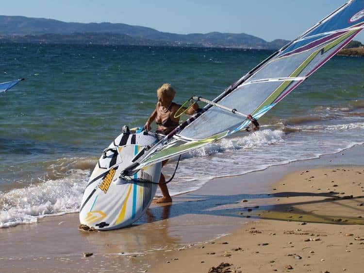 81χρονη windsurfer από την Κεφαλλονιά εντυπωσιάζει με τη δύναμη της θέλησής της 