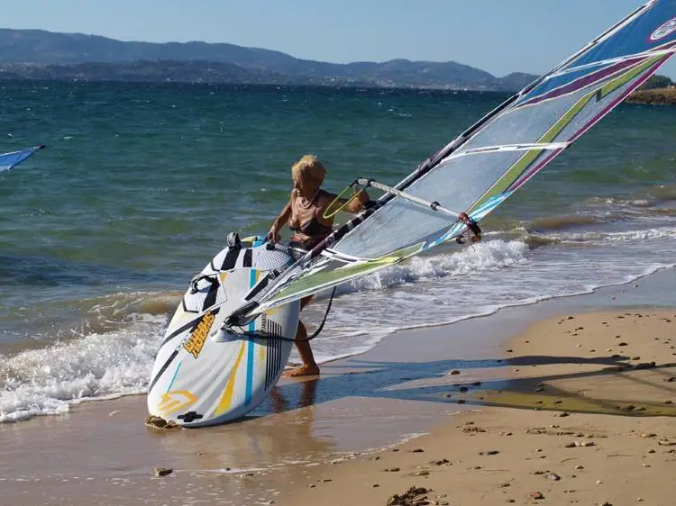 81χρονη windsurfer από την Κεφαλλονιά εντυπωσιάζει με τη δύναμη της θέλησής της