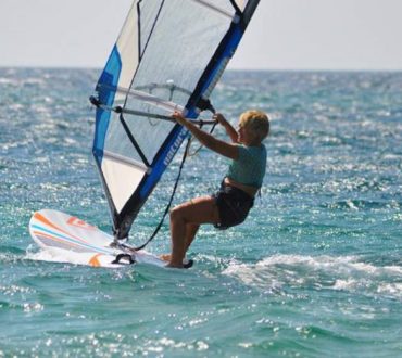 81χρονη windsurfer από την Κεφαλλονιά εντυπωσιάζει με τη δύναμη της θέλησής της