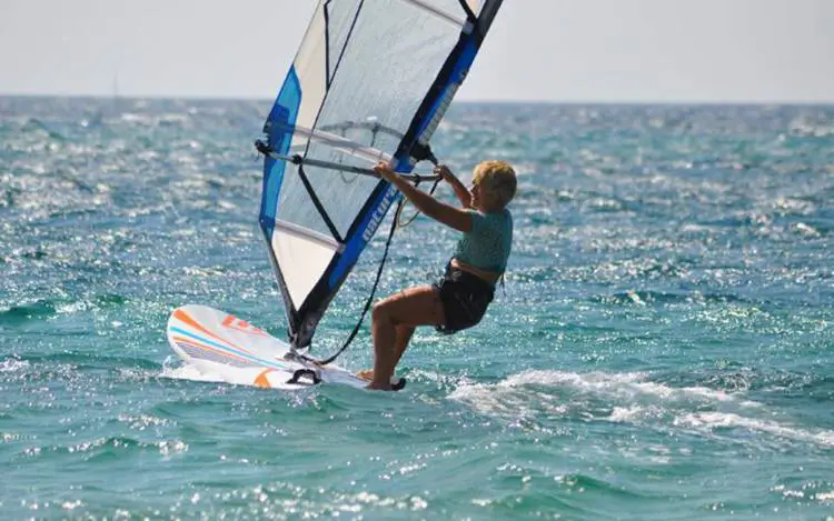 81χρονη windsurfer από την Κεφαλλονιά εντυπωσιάζει με τη δύναμη της θέλησής της
