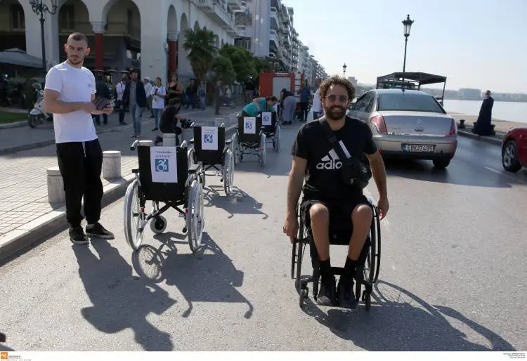 «Επιστρέφω σε 5 λεπτά»: Άτομα με αναπηρία στέλνουν ηχηρό μήνυμα σε ασυνείδητους οδηγούς της Θεσσαλονίκης