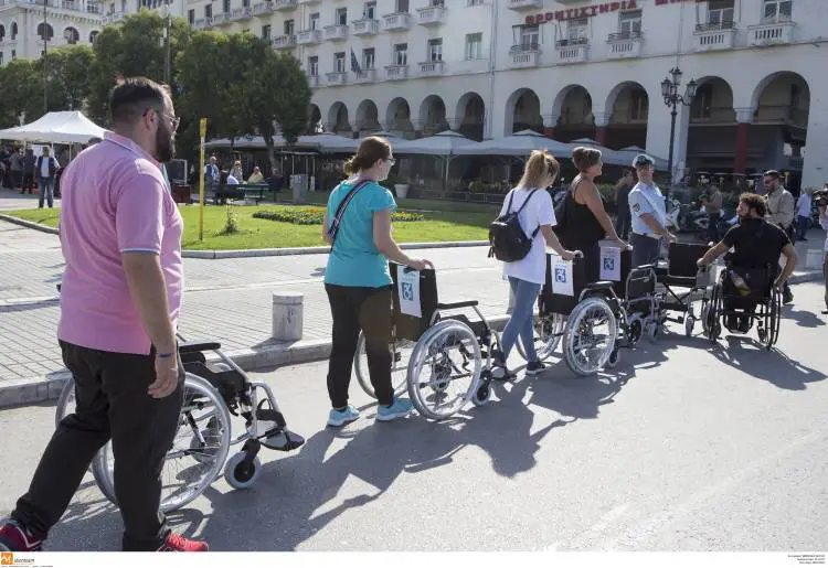 «Επιστρέφω σε 5 λεπτά»: Άτομα με αναπηρία στέλνουν ηχηρό μήνυμα σε ασυνείδητους οδηγούς της Θεσσαλονίκης