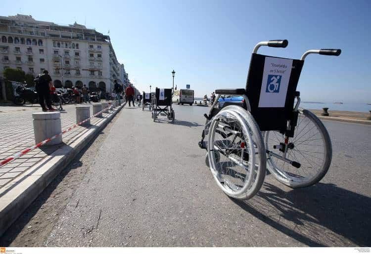 «Επιστρέφω σε 5 λεπτά»: Άτομα με αναπηρία στέλνουν ηχηρό μήνυμα σε ασυνείδητους οδηγούς της Θεσσαλονίκης