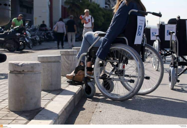 «Επιστρέφω σε 5 λεπτά»: Άτομα με αναπηρία στέλνουν ηχηρό μήνυμα σε ασυνείδητους οδηγούς της Θεσσαλονίκης