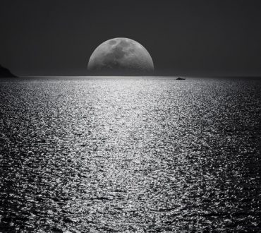 Ένα φεγγάρι, μια παραλία, ο έρωτας της ζωής μας και ξέρουμε εμείς να ζήσουμε