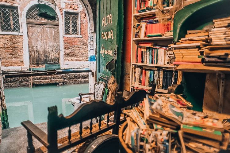 Liberia Acqua Alta: Το ομορφότερο βιβλιοπωλείο της Βενετίας που βρίσκεται δίπλα στο νερό (φωτογραφίες)