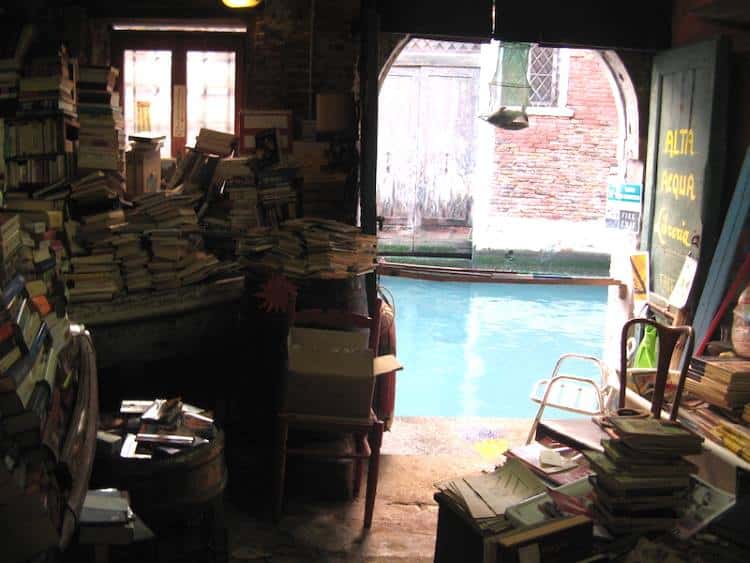 Liberia Acqua Alta: Το ομορφότερο βιβλιοπωλείο της Βενετίας που βρίσκεται δίπλα στο νερό (φωτογραφίες)