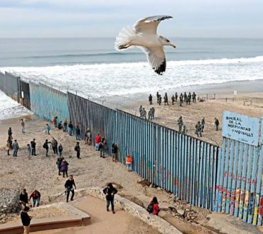 Τα σύνορα Μεξικού – ΗΠΑ μεταμορφώθηκαν σε μια πολύχρωμη «τοιχογραφία Αδελφοσύνης»