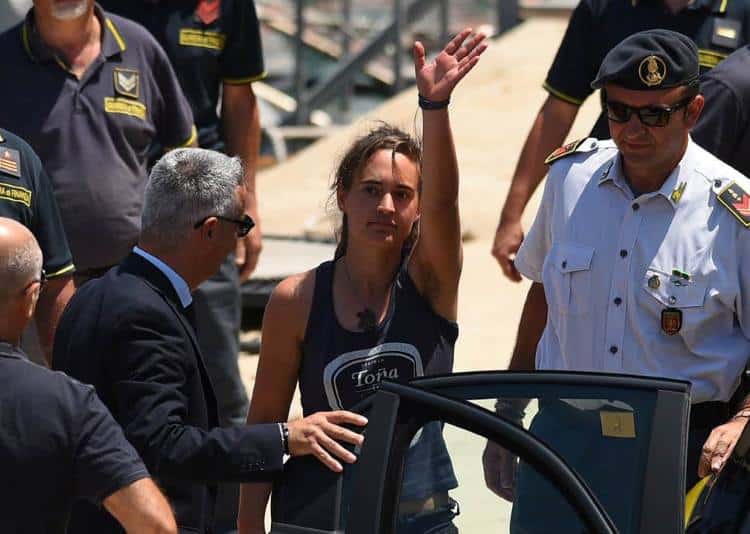 Carola Rackete: Η ιστορία της καπετάνισσας που συνελήφθη επειδή διέσωσε πρόσφυγες