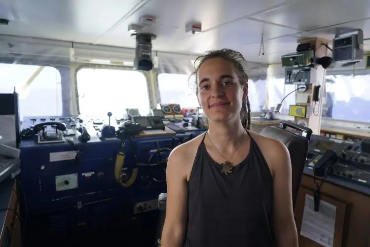 Carola Rackete: Η ιστορία της καπετάνισσας που συνελήφθη επειδή διέσωσε πρόσφυγες
