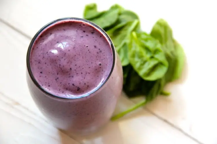 Συνταγή: Δροσιστικό αντιφλεγμονώδες Smoothie με κεράσια και σπανάκι