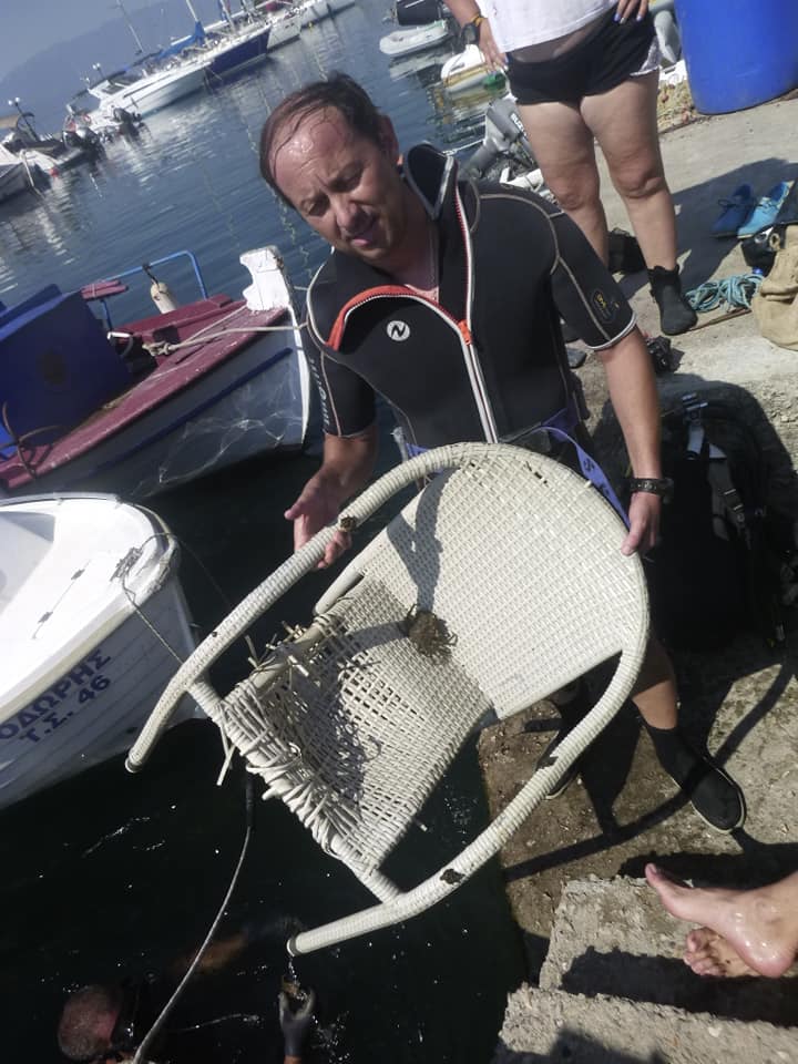 Φθιώτιδα: Δύτες ανέσυραν 250 κιλά σκουπιδιών από τη θάλασσα μέσα σε μία ώρα